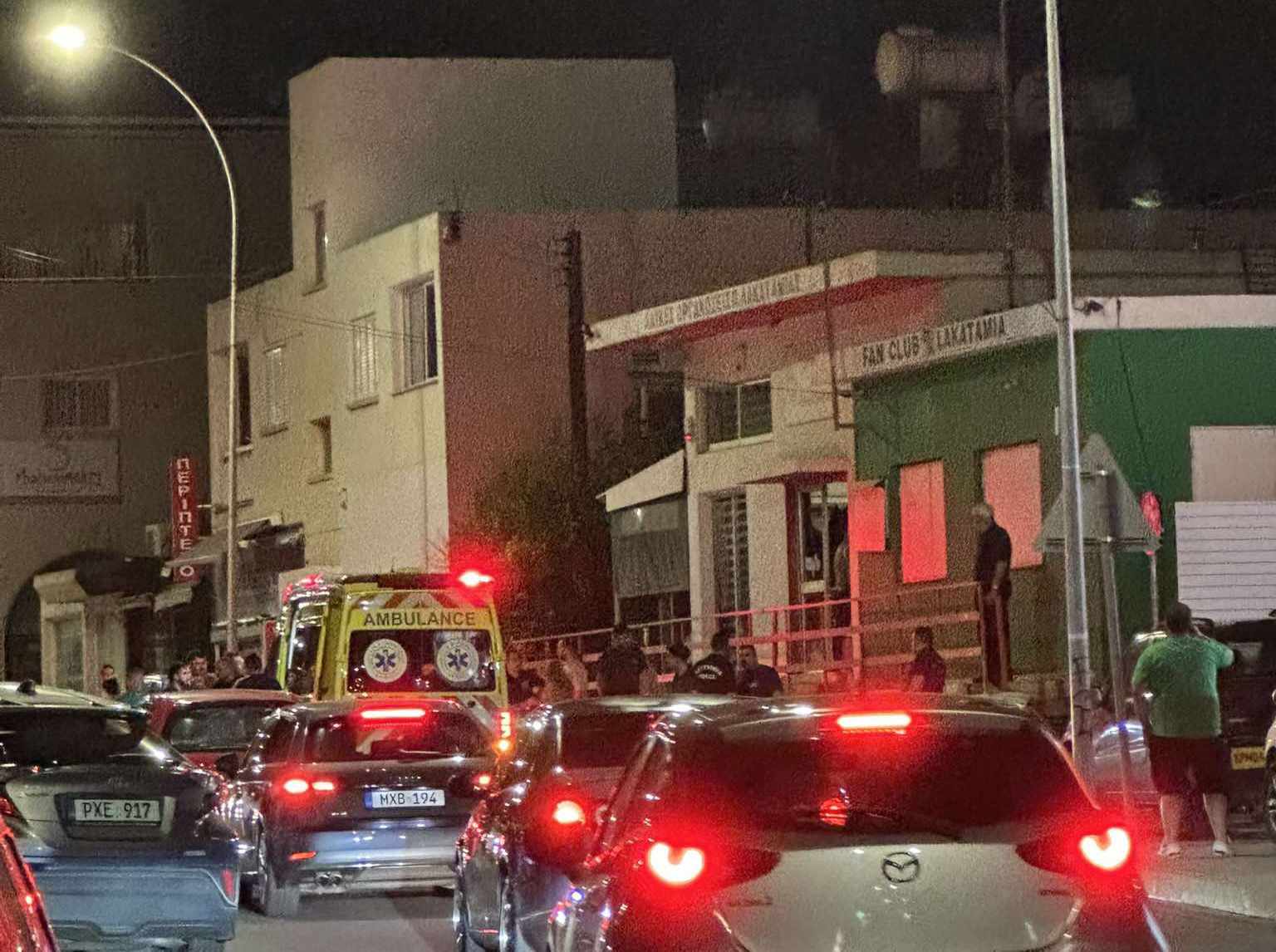 ΤΩΡΑ: Πολύ σοβαρα επεισόδια στο Fan Club της Ομονοίας (video/pic)